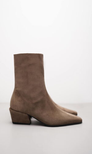 NYLA – Braun Veloursleder
